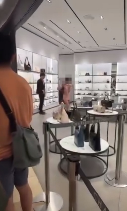 來源:facebook群組「香港交通突發報料區突發事故資迅谷: 點只係交通咁簡單」 性感赤腳女遊客大鬧服裝店!身份曝光下場慘了