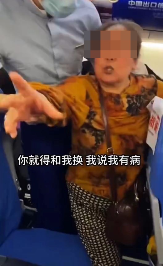 搭飛機坐靠窗座位 隔離位瘋狂懟面拍風景 網民力勸：直接關上窗 