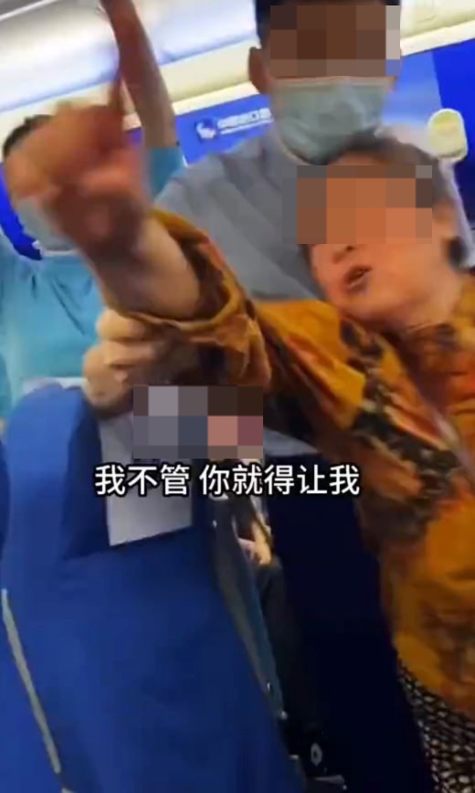 搭飛機坐靠窗座位 隔離位瘋狂懟面拍風景 網民力勸：直接關上窗 