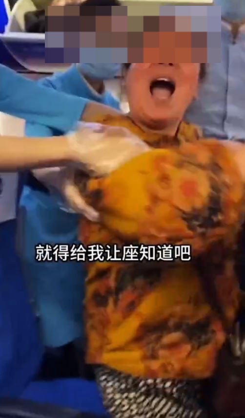 搭飛機坐靠窗座位 隔離位瘋狂懟面拍風景 網民力勸：直接關上窗 