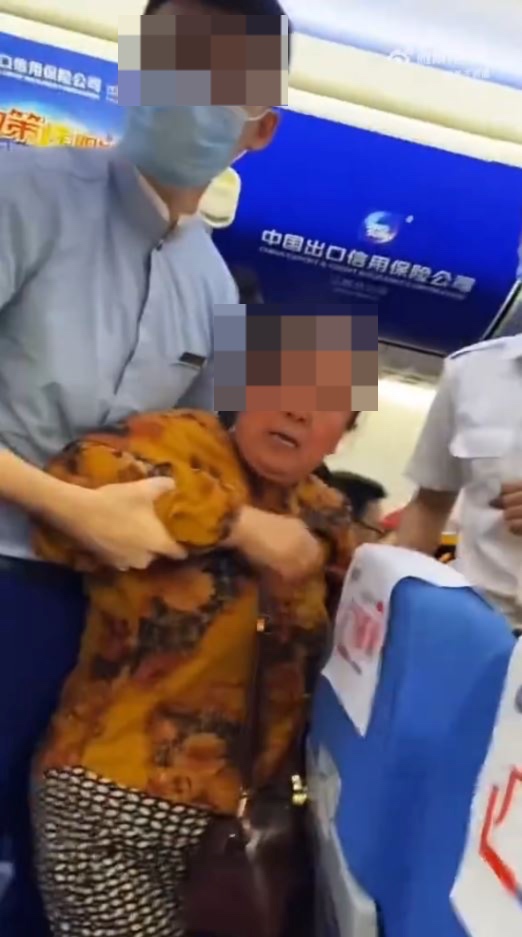 搭飛機坐靠窗座位 隔離位瘋狂懟面拍風景 網民力勸：直接關上窗 