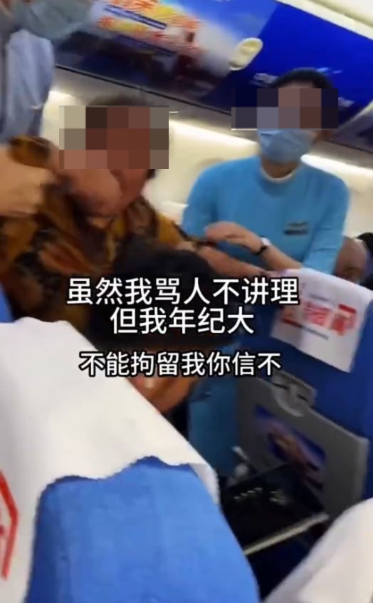 搭飛機坐靠窗座位 隔離位瘋狂懟面拍風景 網民力勸：直接關上窗 