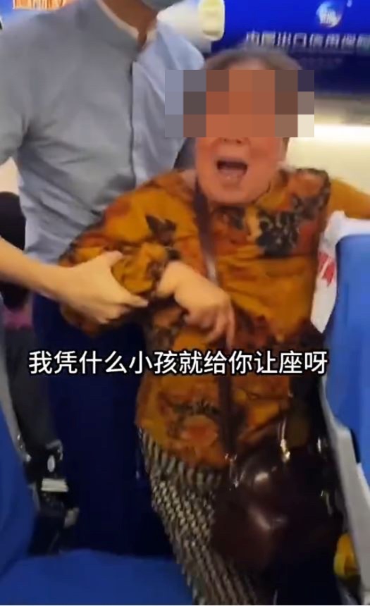 搭飛機坐靠窗座位 隔離位瘋狂懟面拍風景 網民力勸：直接關上窗 