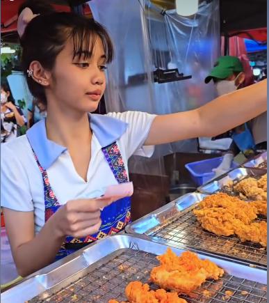 Lisa@BLACKPINK坐私人飛機抵台 粉絲冒雨接機緣慳一面爆喊 