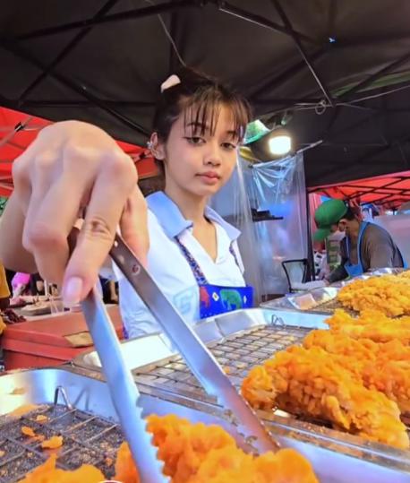 Lisa@BLACKPINK坐私人飛機抵台 粉絲冒雨接機緣慳一面爆喊 