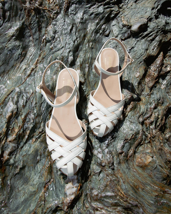 2024流行涼鞋推薦1：白色鞋款 