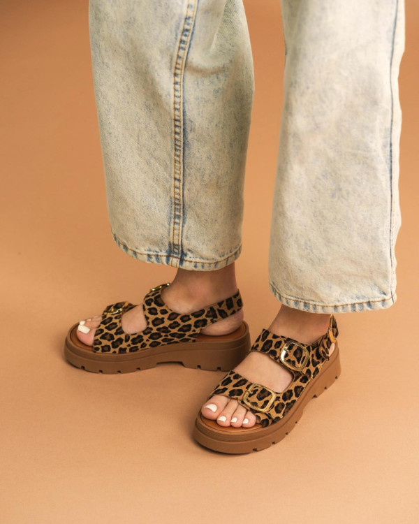 2024流行涼鞋推薦2：運動風鞋底