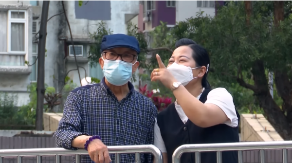 TVB《東張西望》早前報導何伯與「新何太」的忘年戀故事，引起全城關注。圖片來源：TVB