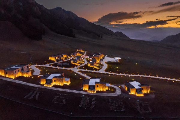 苟芸慧遊新疆紫色花海打卡 靚相獲讚仙氣十足「零孕味」 