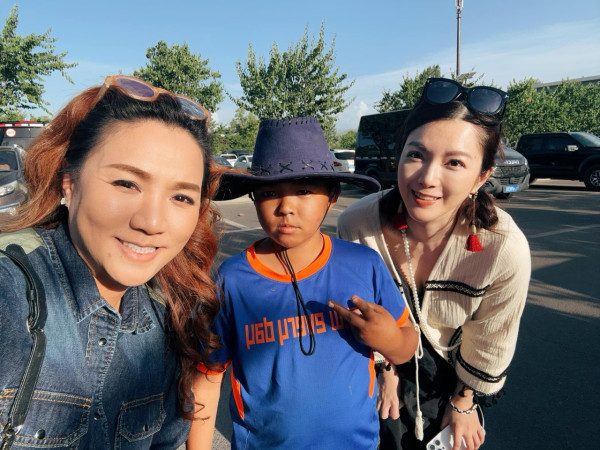 苟芸慧遊新疆紫色花海打卡 靚相獲讚仙氣十足「零孕味」 