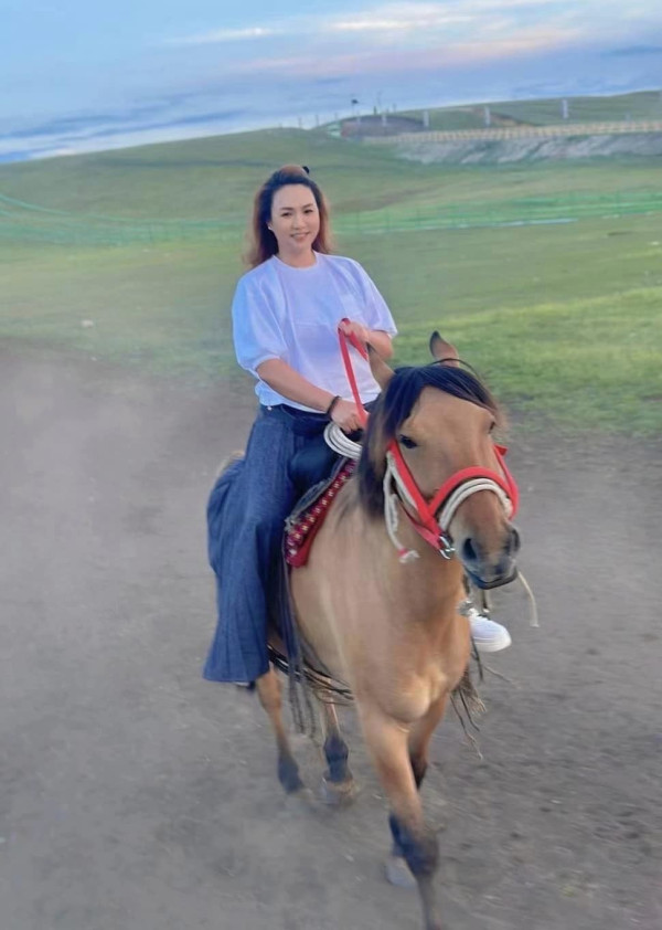 苟芸慧遊新疆紫色花海打卡 靚相獲讚仙氣十足「零孕味」 