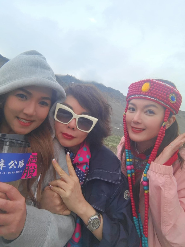 苟芸慧遊新疆紫色花海打卡 靚相獲讚仙氣十足「零孕味」 