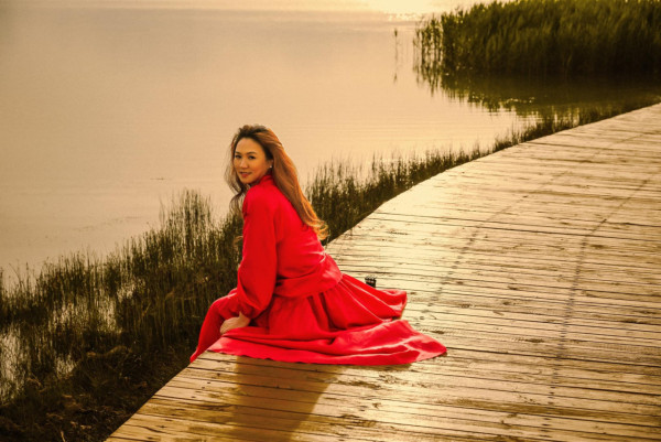 苟芸慧遊新疆紫色花海打卡 靚相獲讚仙氣十足「零孕味」 