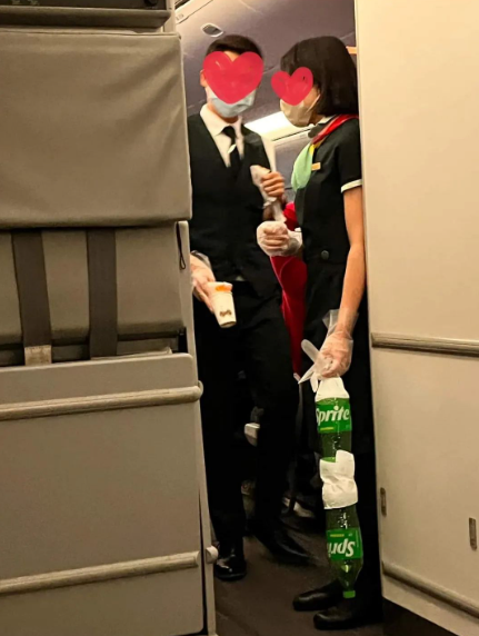 空姐手持1長條神秘物 背後作用惹網民熱議 