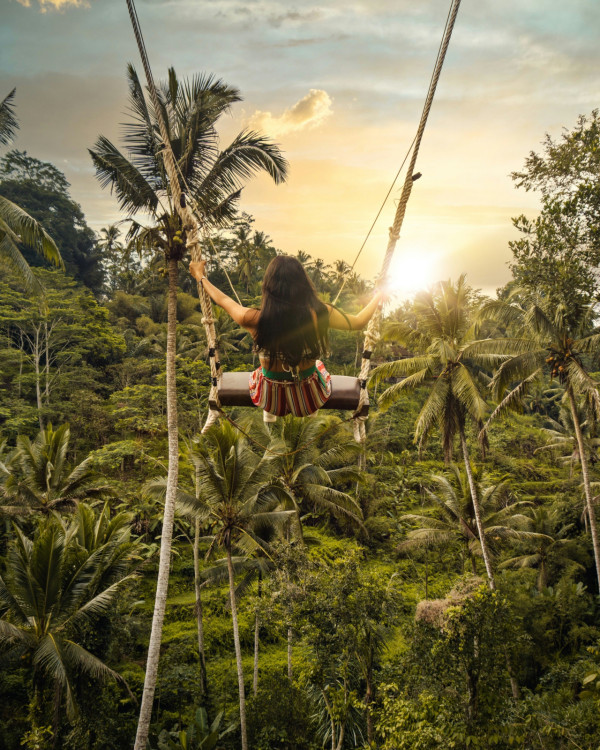峇里島自由行景點｜高空大鞦韆 Bali Swing（圖片來源：Unsplash）
