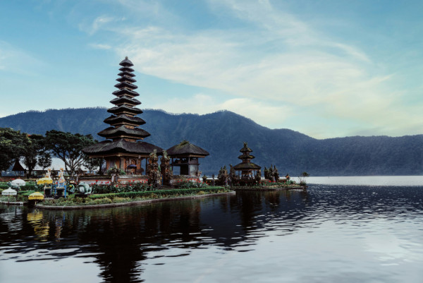 峇里島自由行景點｜布拉坦水神廟 Ulun Danu Beratan Temple（圖片來源：Unsplash）