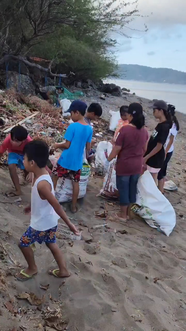 當地居民逢星期六都會到海岸淨灘。（Plastic Palit Bigas IG圖片）