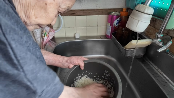 養生秘訣｜100歲日本婆婆兩度戰勝癌魔 活力十足親自煮飯長壽只因2件事