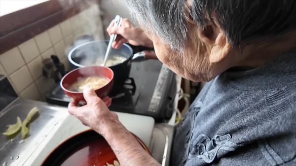 養生秘訣｜100歲日本婆婆兩度戰勝癌魔 活力十足親自煮飯長壽只因2件事