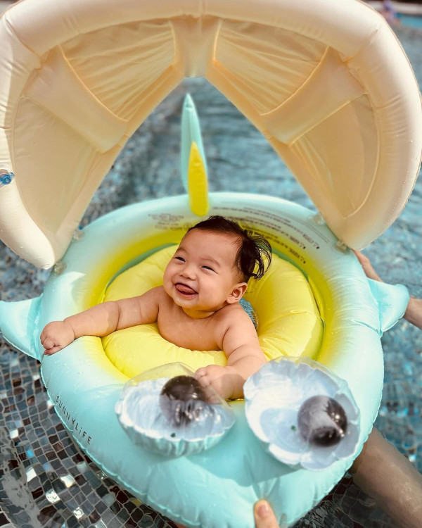 袁偉豪遊泰國曬泳池打卡照 罕曬背肌被質疑P圖 本尊6字回應 