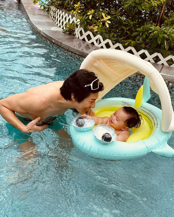 袁偉豪遊泰國曬泳池打卡照 罕曬背肌被質疑P圖 本尊6字回應 