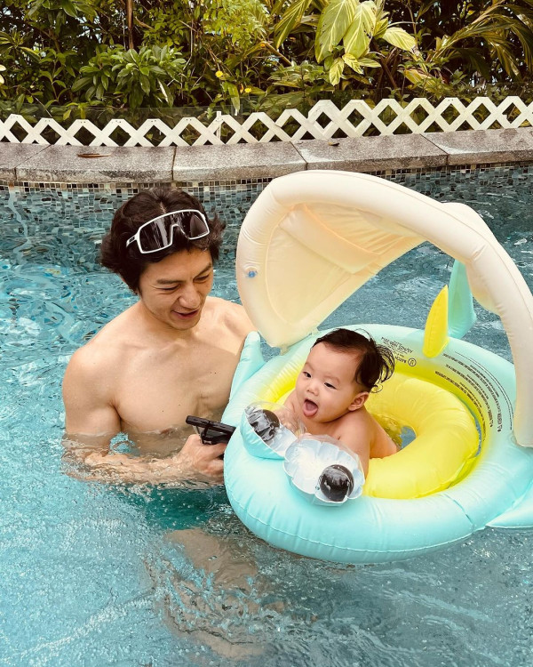 袁偉豪遊泰國曬泳池打卡照 罕曬背肌被質疑P圖 本尊6字回應 