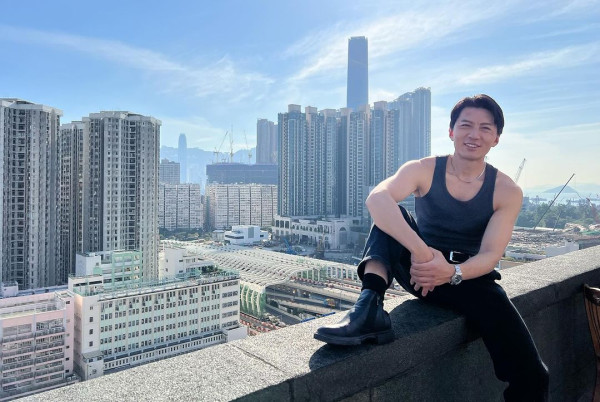 袁偉豪遊泰國曬泳池打卡照 罕曬背肌被質疑P圖 本尊6字回應 