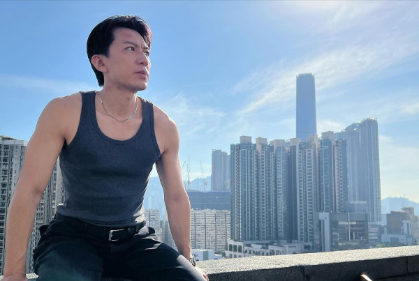 袁偉豪遊泰國曬泳池打卡照 罕曬背肌被質疑P圖 本尊6字回應 