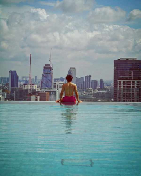 袁偉豪遊泰國曬泳池打卡照 罕曬背肌被質疑P圖 本尊6字回應 