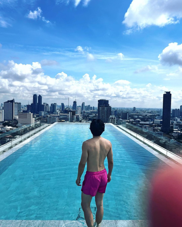 袁偉豪遊泰國曬泳池打卡照 罕曬背肌被質疑P圖 本尊6字回應 