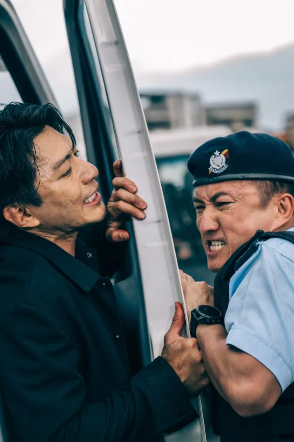 袁偉豪遊泰國曬泳池打卡照 罕曬背肌被質疑P圖 本尊6字回應 