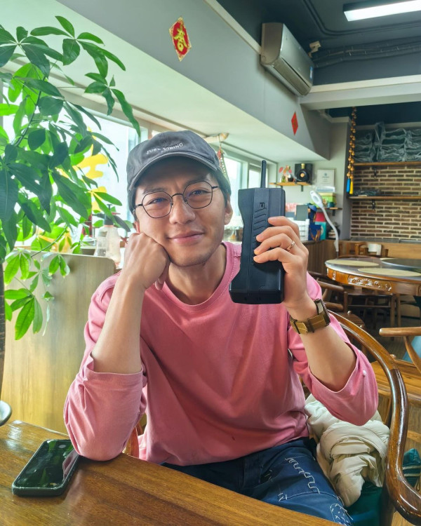 袁偉豪遊泰國曬泳池打卡照 罕曬背肌被質疑P圖 本尊6字回應 