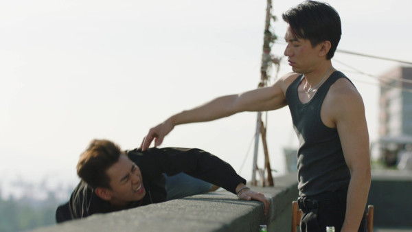 袁偉豪遊泰國曬泳池打卡照 罕曬背肌被質疑P圖 本尊6字回應 