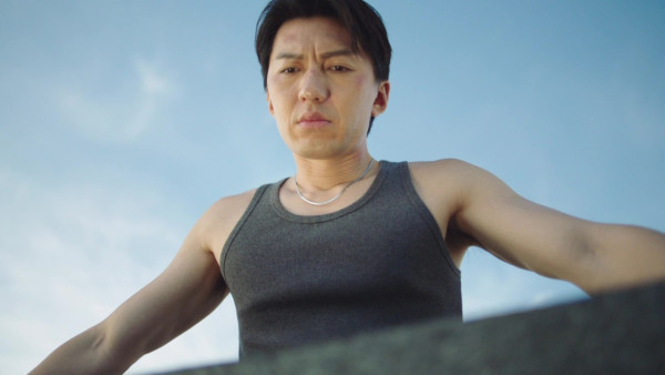 袁偉豪遊泰國曬泳池打卡照 罕曬背肌被質疑P圖 本尊6字回應 