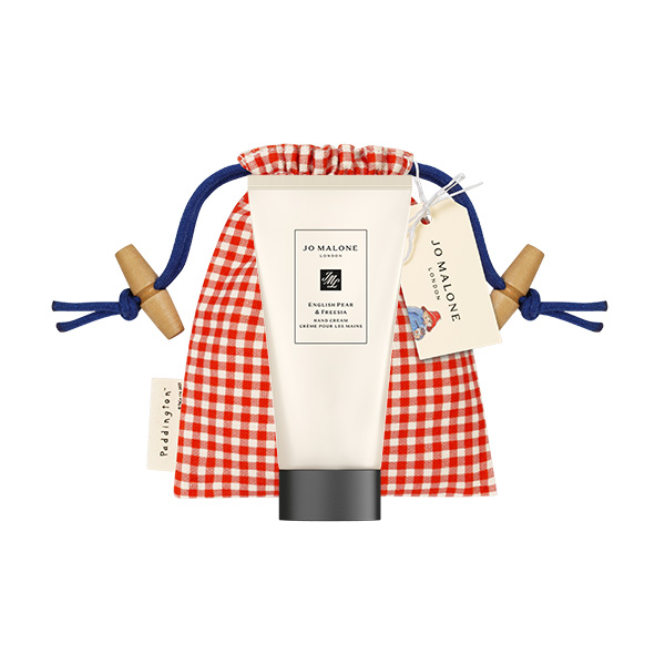 A Marvellous Treat美好香氛小巧套裝 HK$680|兩款深受喜愛的經典香氛——英國梨與小蒼蘭護手霜(50ml),裝在限量版的紅白格子索繩袋中,方便隨身攜帶,隨時散發清新的梨香。