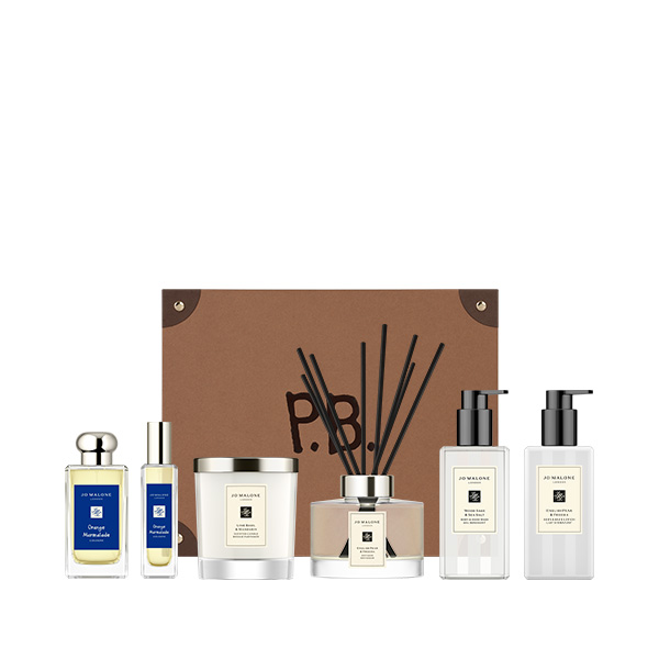 Marvellous Luxury Collection美好香氛典藏套裝 HK$4,590|限量版Paddington行李箱禮盒收錄了一系列廣受喜愛的英倫經典香氛,包括橘子果醬古龍水100ml與30ml、鼠尾草與海鹽手部及身體沐浴凝膠250ml、英國梨與小蒼蘭潤膚乳液250ml、青檸羅勒柑橘居室香氛蠟燭,以及英國梨與小蒼蘭藤枝擴香座,為您提供一次完整的珍藏體驗。