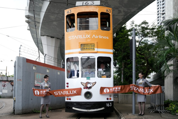 星宇航空打造Snoopy主題電車遊走港島！空姐空少快閃沿線提供機上服務