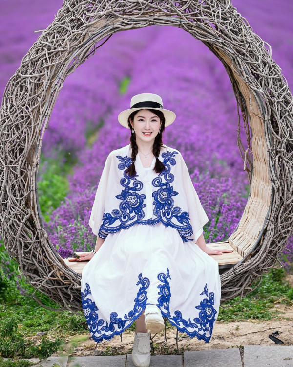 苟芸慧遊新疆紫色花海打卡 靚相獲讚仙氣十足「零孕味」 