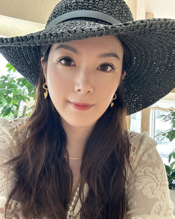 苟芸慧遊新疆紫色花海打卡 靚相獲讚仙氣十足「零孕味」 