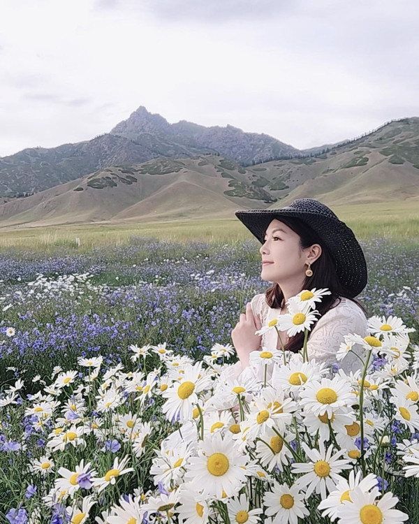苟芸慧遊新疆紫色花海打卡 靚相獲讚仙氣十足「零孕味」 