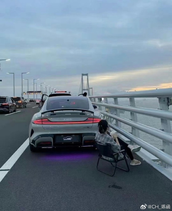 早前一名路人在應急車道違規停車「打卡」，看夕陽飲咖啡，涉事的車已被罰款200元人民幣兼扣9分，同時因涉嫌遮蓋車牌，同樣被扣分及罰款，並需要重考駕駛執照。
