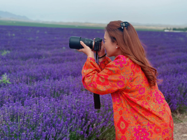 苟芸慧遊新疆紫色花海打卡 靚相獲讚仙氣十足「零孕味」 