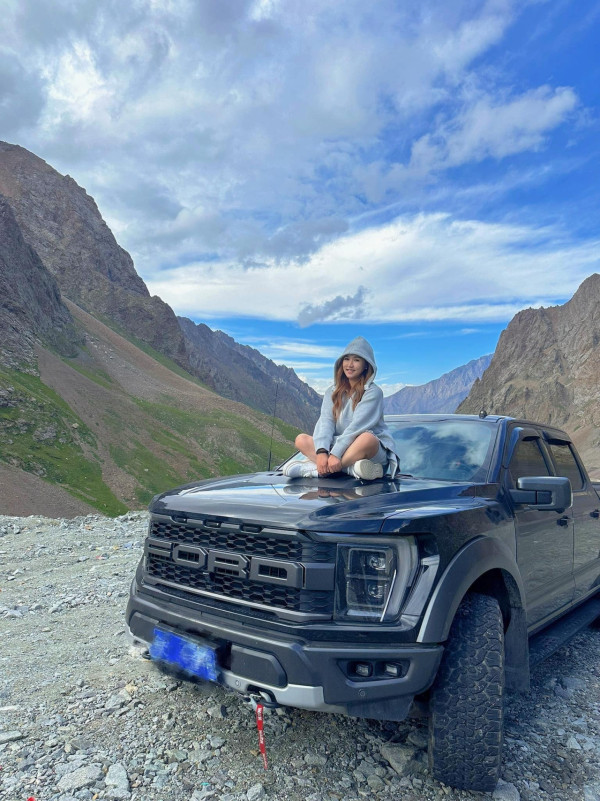 苟芸慧遊新疆紫色花海打卡 靚相獲讚仙氣十足「零孕味」 