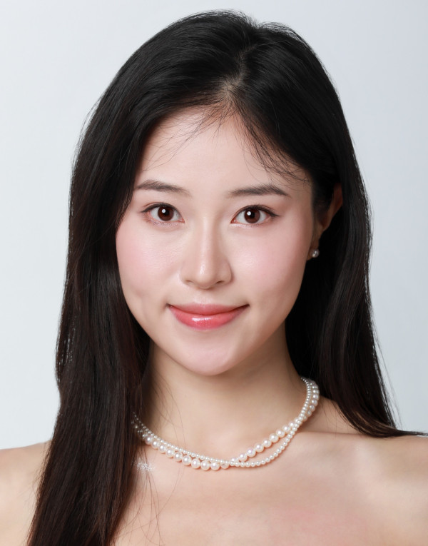 應屆港姐冠軍倪樂琳現身廣州獲讚親民 俯身為粉絲簽名 意外曬深長事業線！ 