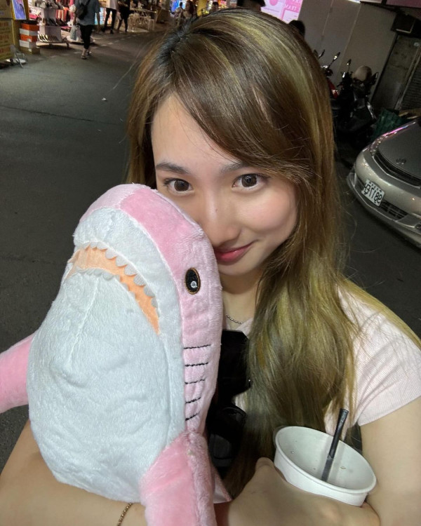 聲夢小花台北夜市化身神槍手 興奮曬戰利品 粉絲讚文武雙全 