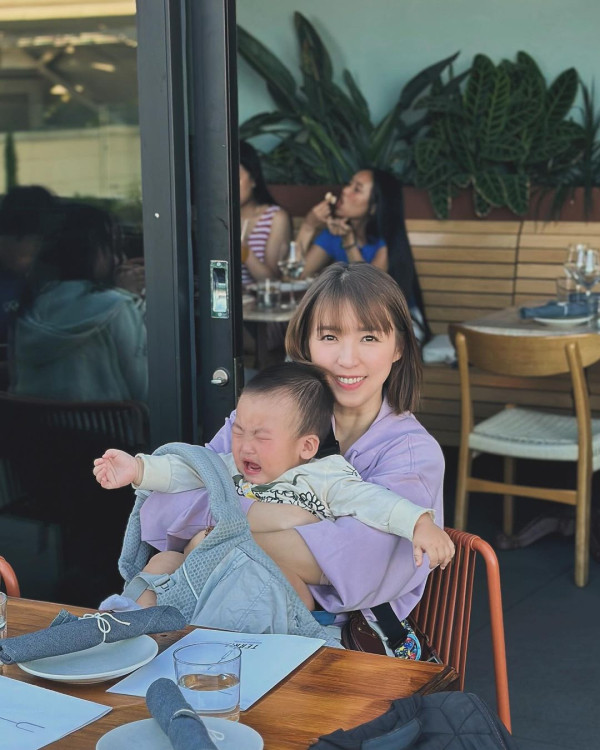 孫慧雪美國旅行再解鎖湊仔新技能 每日孭住細仔四圍走 網友戥佢辛苦