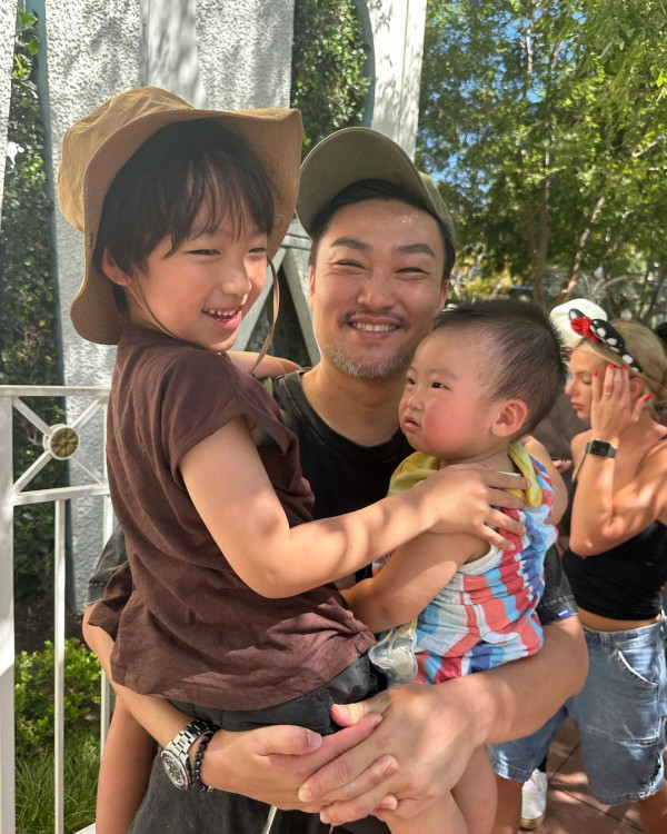 孫慧雪美國旅行再解鎖湊仔新技能 每日孭住細仔四圍走 網友戥佢辛苦