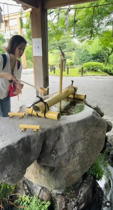 文頌嫻遊日狂食拉麵大飽口福 著泳衣浸溫泉罕曬事業線