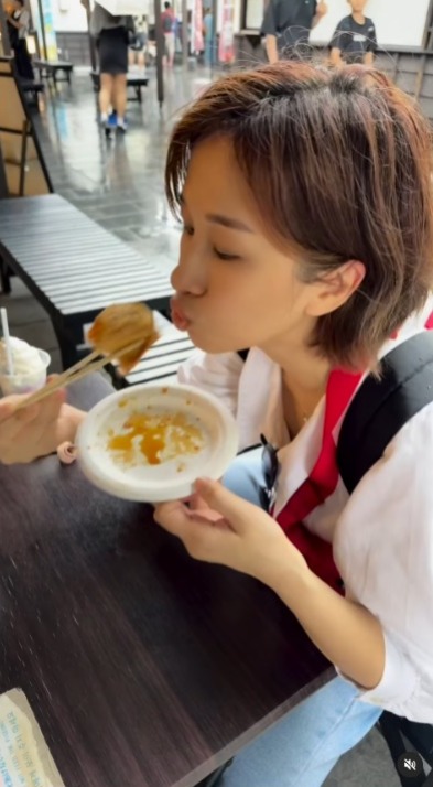 文頌嫻遊日狂食拉麵大飽口福 著泳衣浸溫泉罕曬事業線