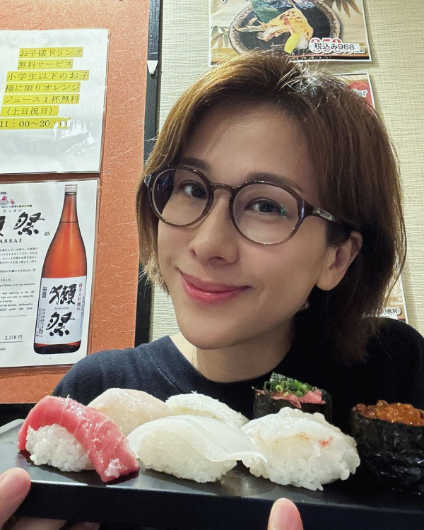 文頌嫻遊日狂食拉麵大飽口福 著泳衣浸溫泉罕曬事業線